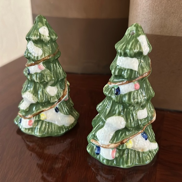 *NEW* Christmas Tree Holiday 4” Ceramic Salt & Pepper Shaker Set - Picture 1 of 6